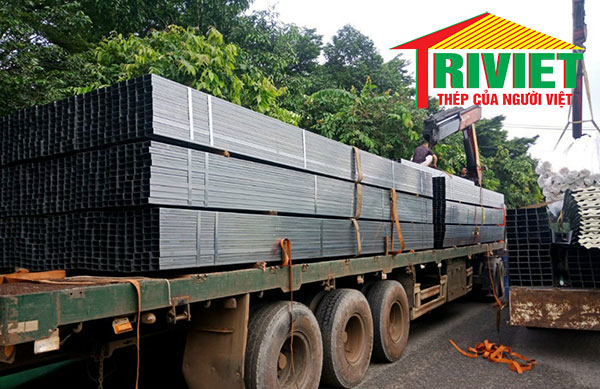 Công ty Thép Trí Việt vận chuyển thép hộp hình chữ nhật cho khách hàng.
