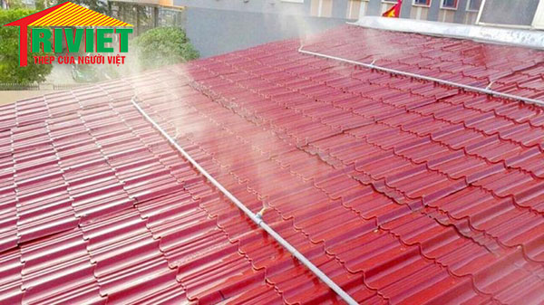 Phun nước để chống nóng cho nhà mái tôn.
