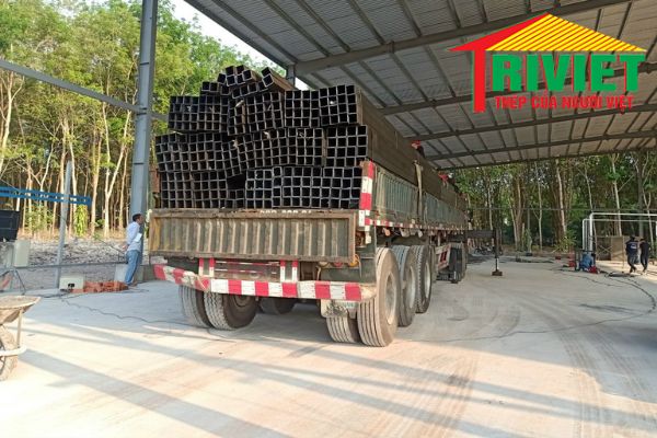 Thép Trí Việt vận chuyển thép hộp vuông 150x150 cho khách hàng.
